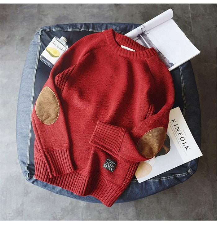 Pull homme hivernal bleu marine col rond, confortable et décontracté, parfait pour la mode masculine élégante.