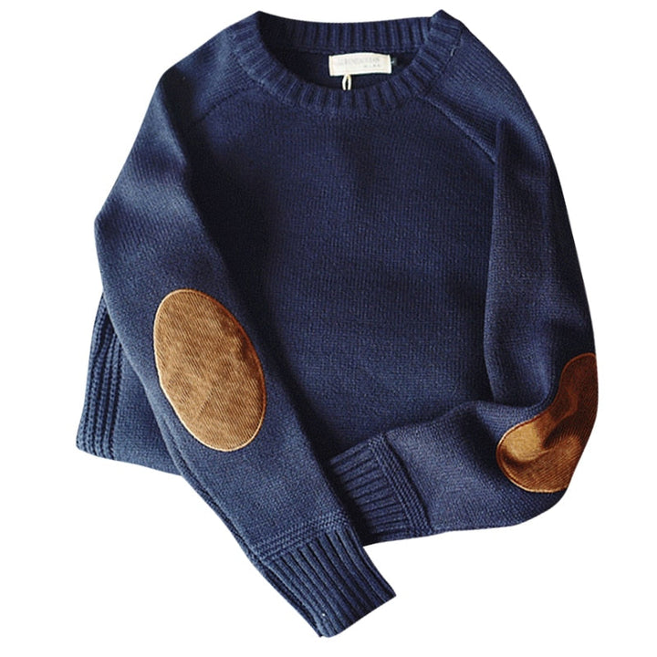 Chandail homme tricoté doux et chaud, style hivernal décontracté, idéal pour une tenue masculine confortable.