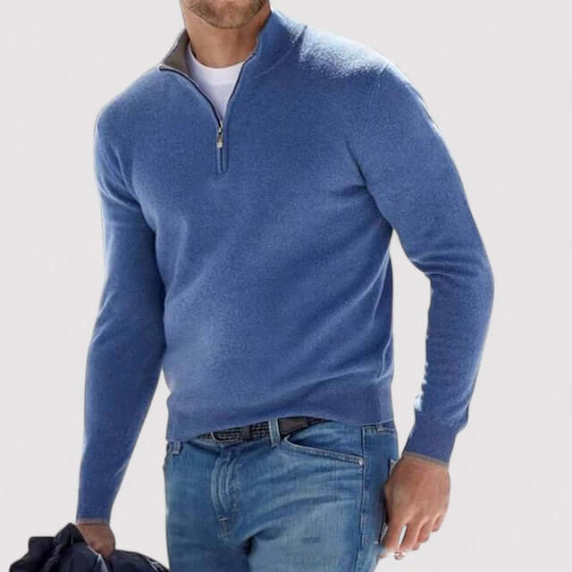 Homme portant un pull demi-zip gris décontracté, parfait pour une mode hiver confortable et élégante.