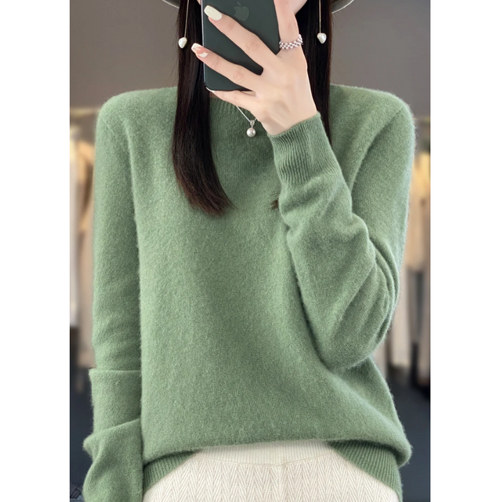 Pull femme blanc cassé, doux et léger. Idéal pour superposer les tenues d'automne. Vêtement polyvalent.