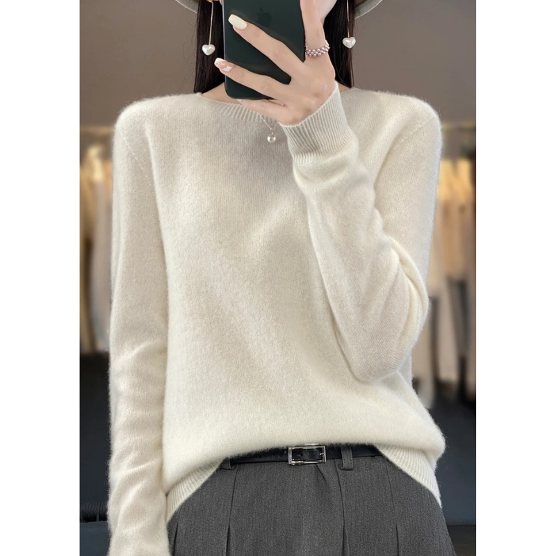 Dos d'un pull femme bleu ciel, doux et confortable. Coupe flatteuse, élégant pour la mode féminine.