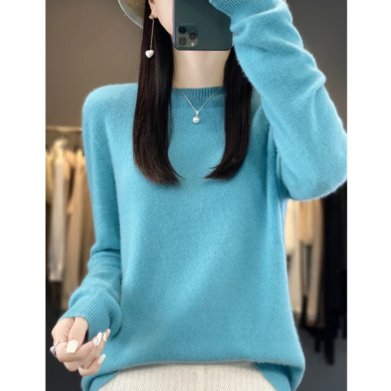 Détail du col d'un pull femme doux beige, élégant et chaud. Un tricot confortable pour la collection automne.