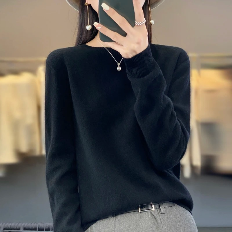 Pull femme polyvalent bleu marine, vêtement confortable et élégant pour un look casual ou habillé.