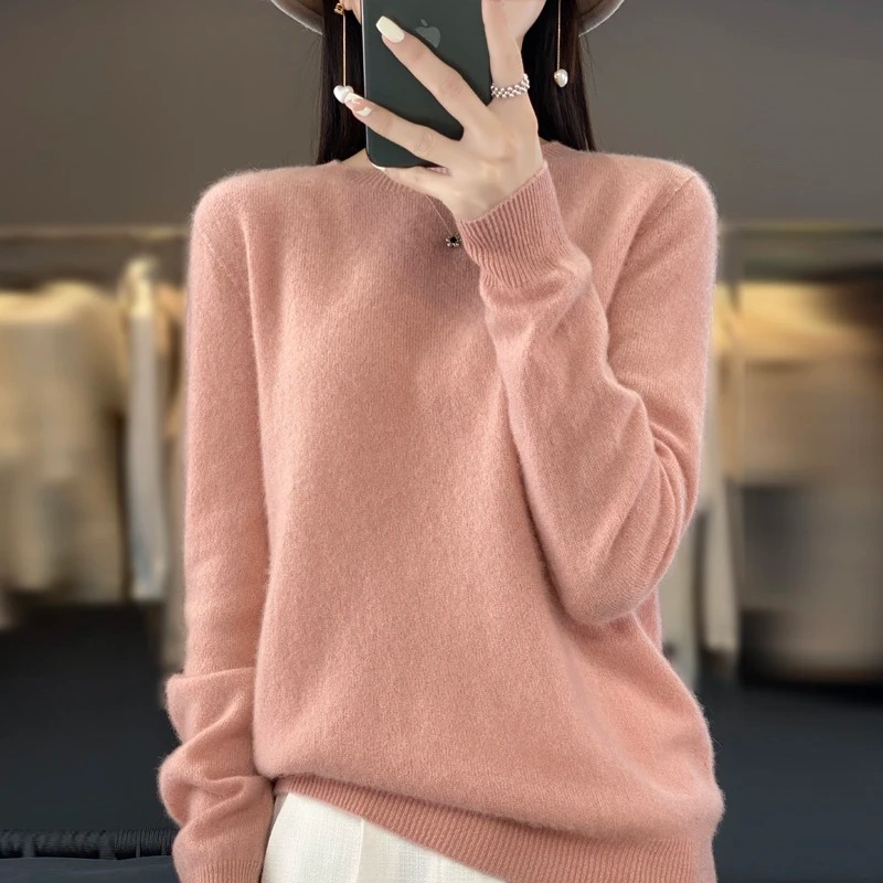 Pull femme rose poudré, doux et confortable. Idéal pour un look casual chic et décontracté.