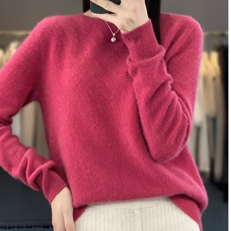 Pull femme bordeaux, chaud et doux, collection automne. Un essentiel de la mode féminine confortable.