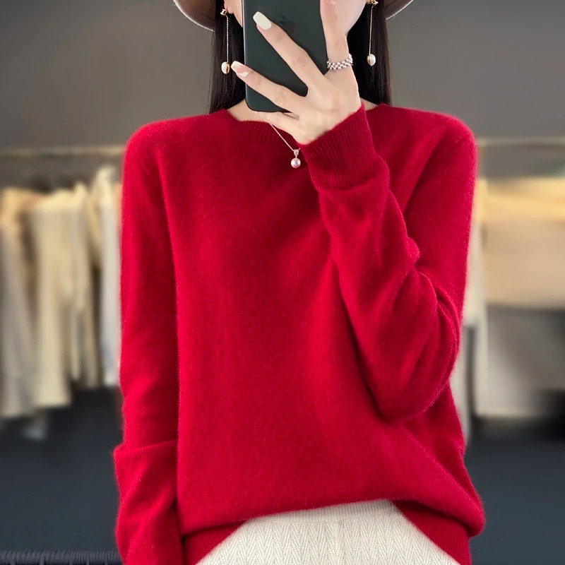 Gros plan sur le tricot doux d'un pull femme gris clair. Confortable, tendance, parfait pour l'automne.