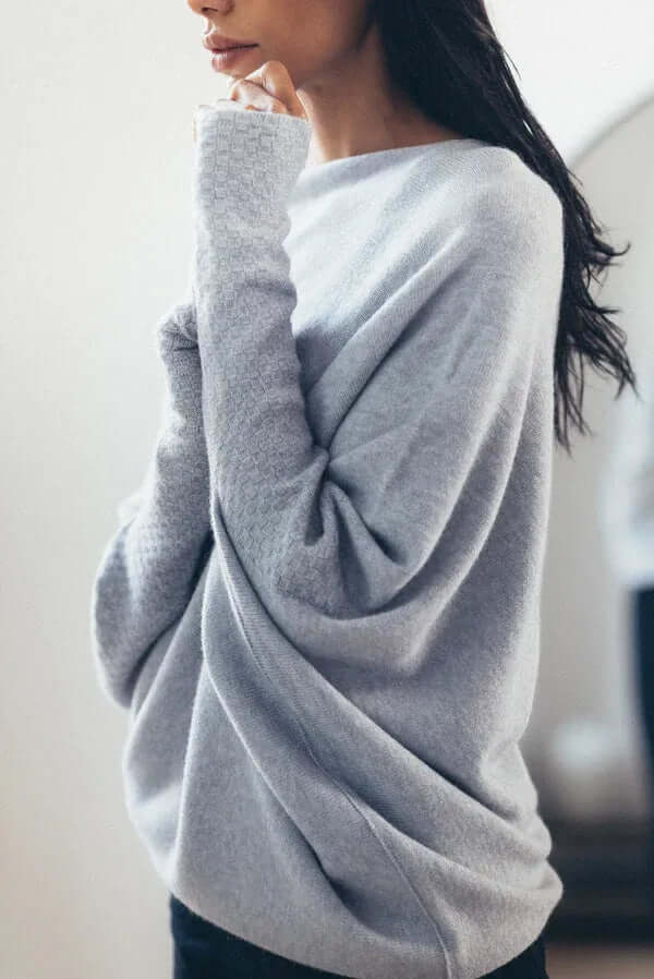 Pull femme élégant drapé asymétrique, parfait pour un confort chic au quotidien.