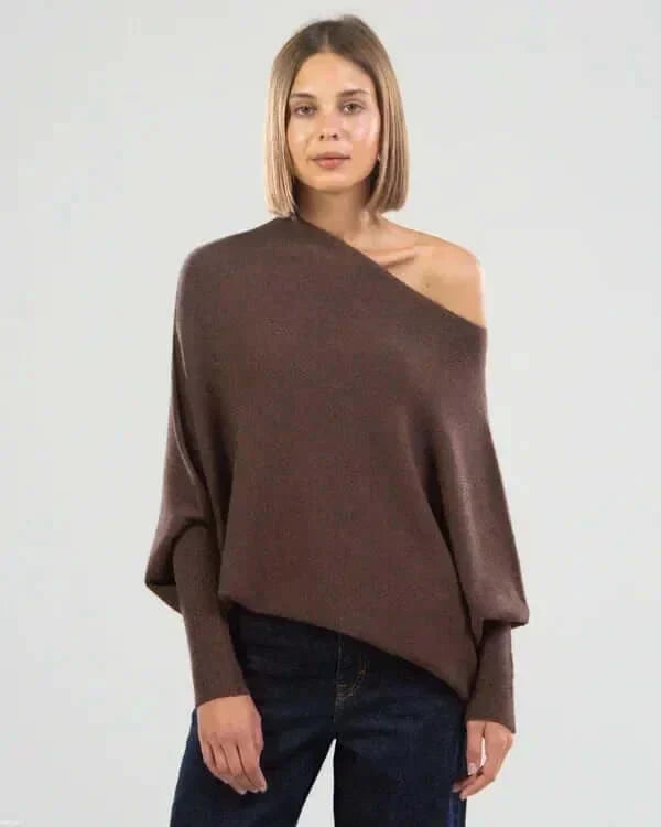 Confort quotidien assuré avec ce pull femme élégant, drapé asymétrique et doux.
