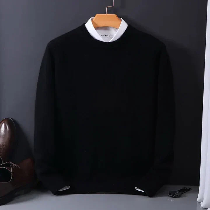 Élégant pull homme intemporel, polyvalent pour look casual ou habillé, apportant chaleur légère et mode masculine.