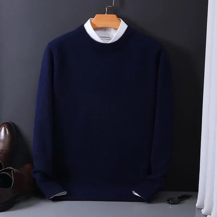 Pull homme en maille douce, texture raffinée, vêtement hiver confortable et intemporel pour mode masculine.