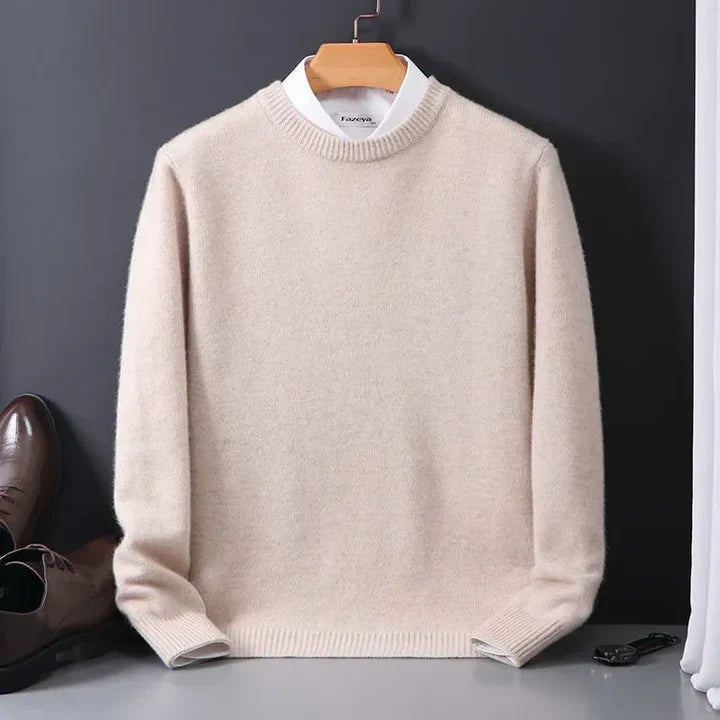 Pull homme doux et élégant, intemporel, essentiel pour une mode masculine raffinée et confortable en hiver.