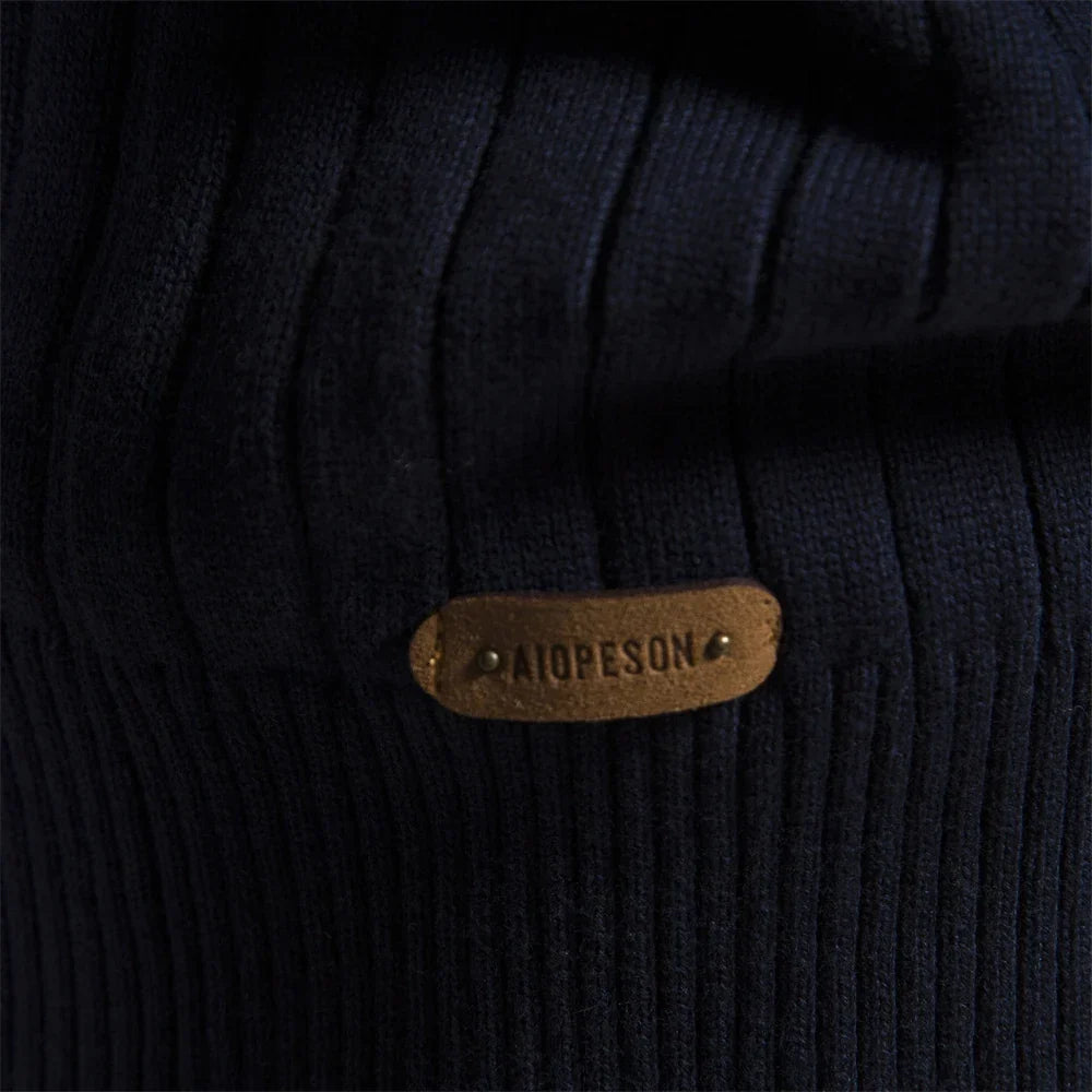 Pull zippé homme moderne, col montant, vêtement confortable et élégant pour un look casual.