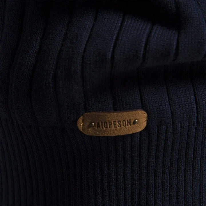 Pull zippé homme moderne, col montant, vêtement confortable et élégant pour un look casual.