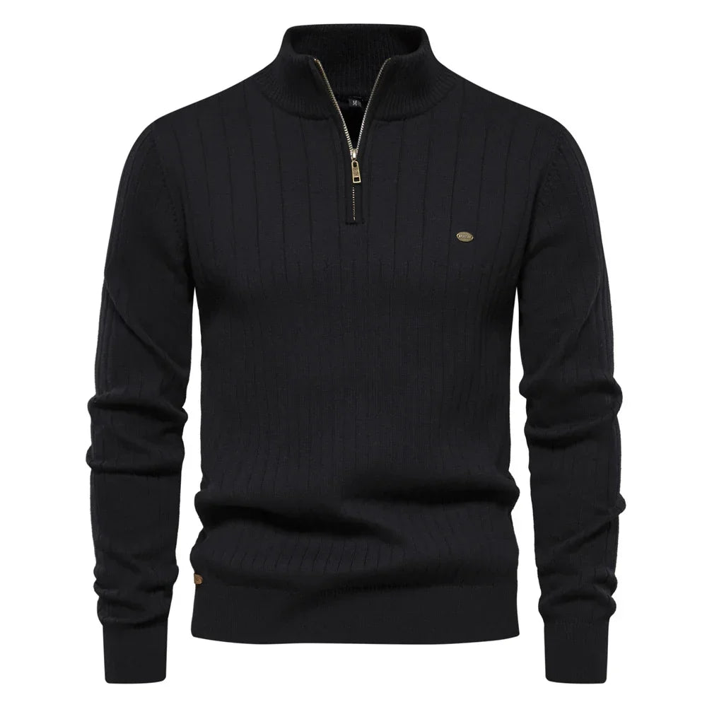 Pull homme à col zippé, idéal pour l'hiver, alliant chaleur, confort et élégance décontractée.