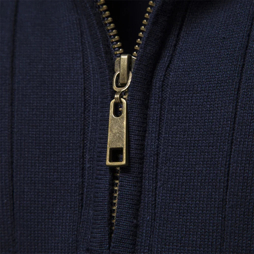 Élégant pull homme zippé, col montant, maille douce pour un confort optimal en mode casual.