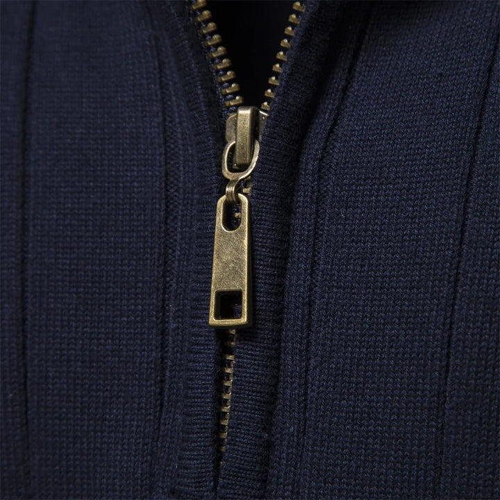 Élégant pull homme zippé, col montant, maille douce pour un confort optimal en mode casual.