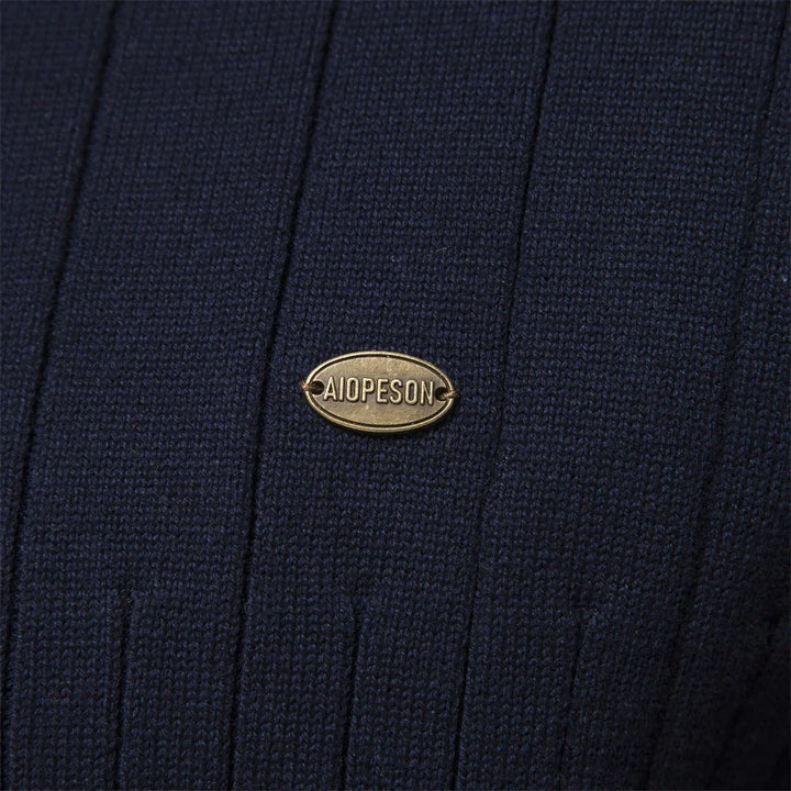 Mode masculine décontractée: pull homme zippé pour l'automne hiver, allie style et chaleur.