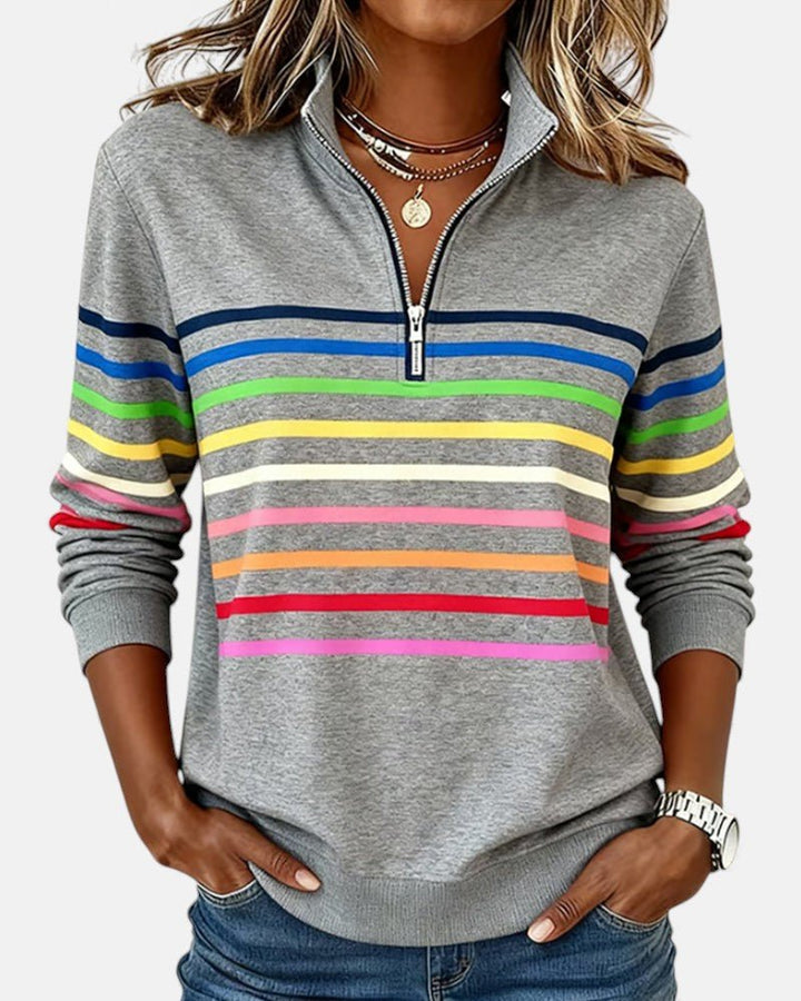 Pull femme rayé confortable, en maille douce, idéal pour un look décontracté chic.