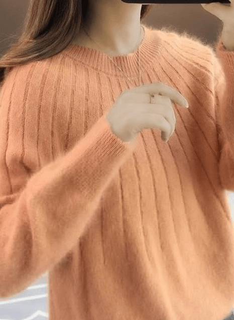 Pull hivernal femme, doux, confortable et élégant, un essentiel pour la mode décontractée.