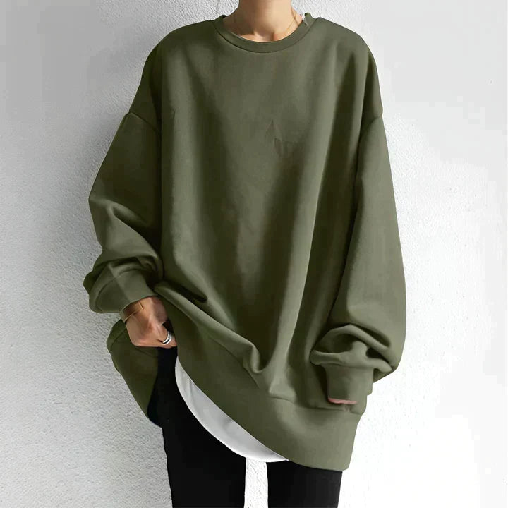 Pull femme oversize élégant à col rond et manches longues. Idéal pour une tenue décontractée ou polyvalente en mode hiver.