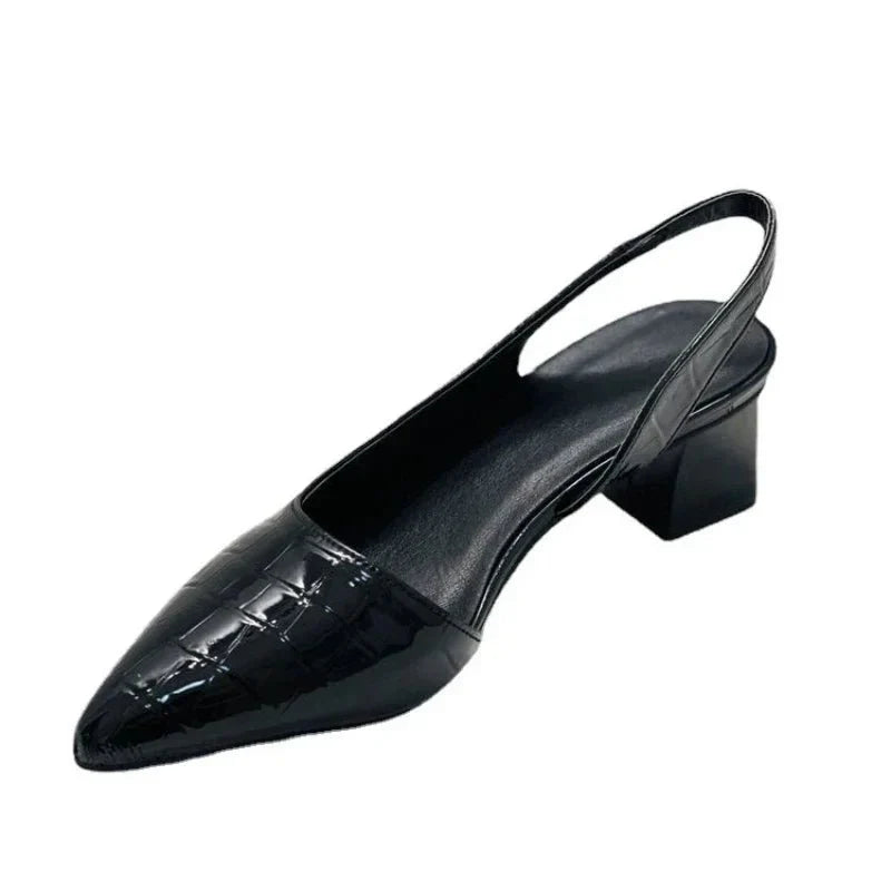 Femme portant des escarpins Jacinta classiques, chaussures à talons élégantes pour le bureau ou une soirée.