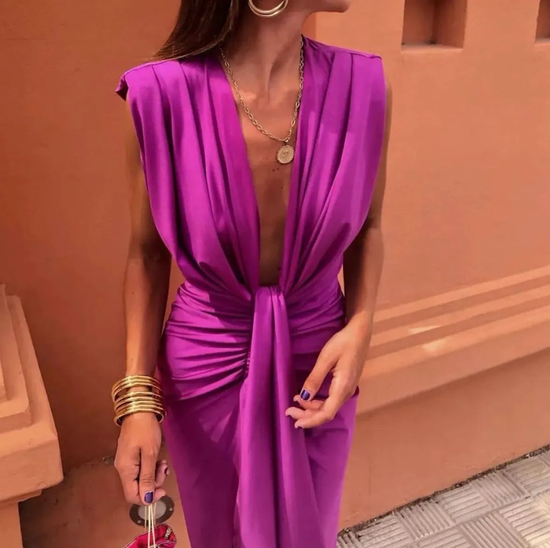 Tenue de soirée chic : robe longue femme drapée, col V séduisant et fente latérale pour élégance.