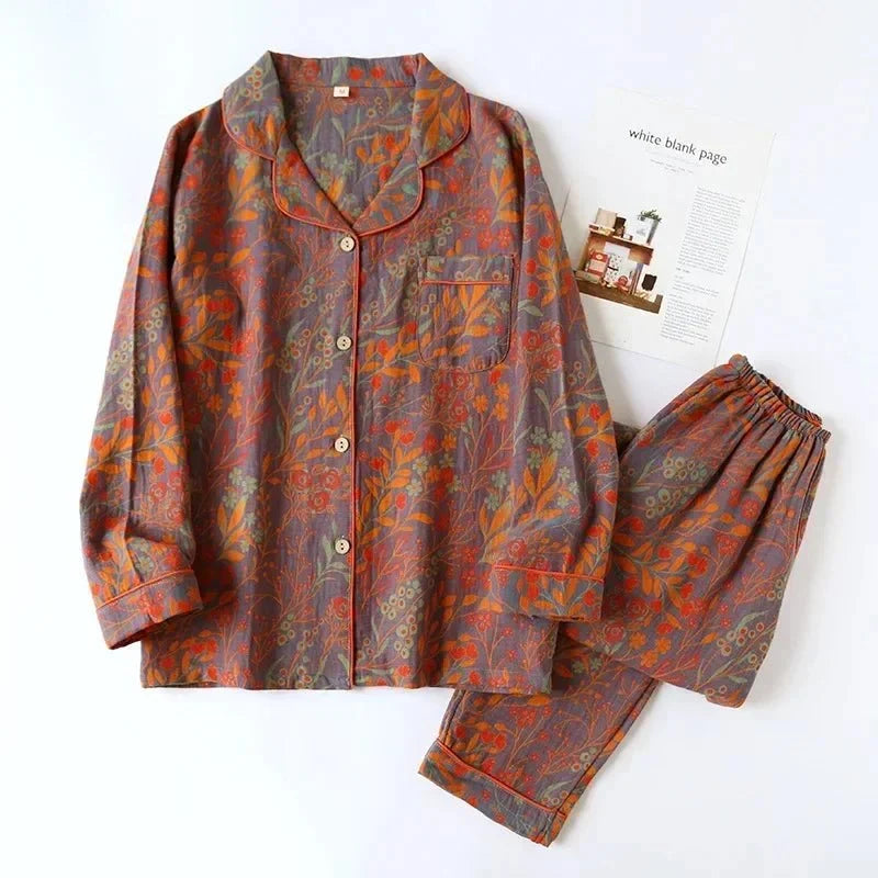 Pyjama fleuri pour femme, doux et confortable en coton. Idéal pour une nuit de détente.