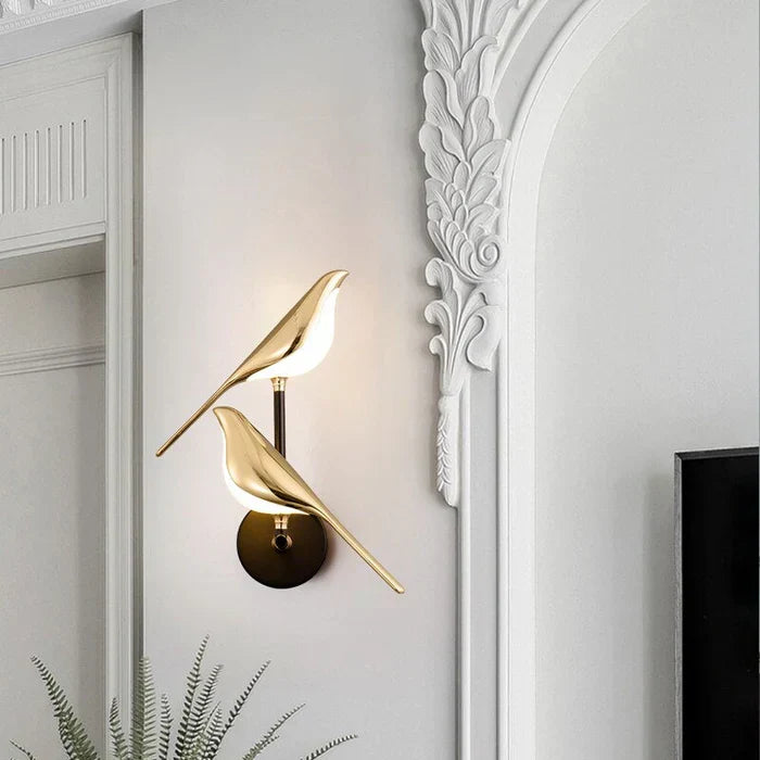 Applique murale LED dorée avec motif oiseau, éclairage décoratif et design pour un foyer moderne.