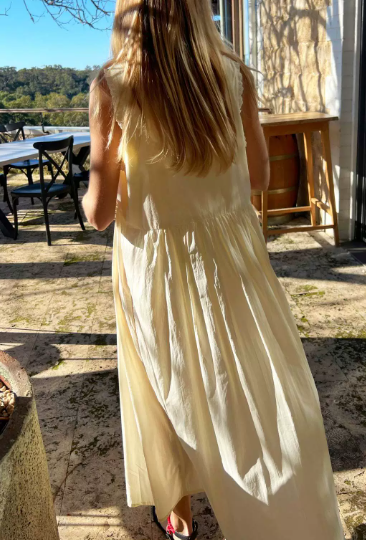 Tenue de plage élégante: robe midi femme à bretelles fines. Robe d'été fluide et décontractée pour vos journées ensoleillées.