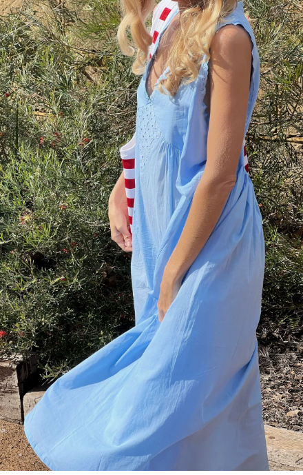 Robe soleil midi femme légère avec bretelles fines. Vêtement d'été fluide et confortable pour un look décontracté.