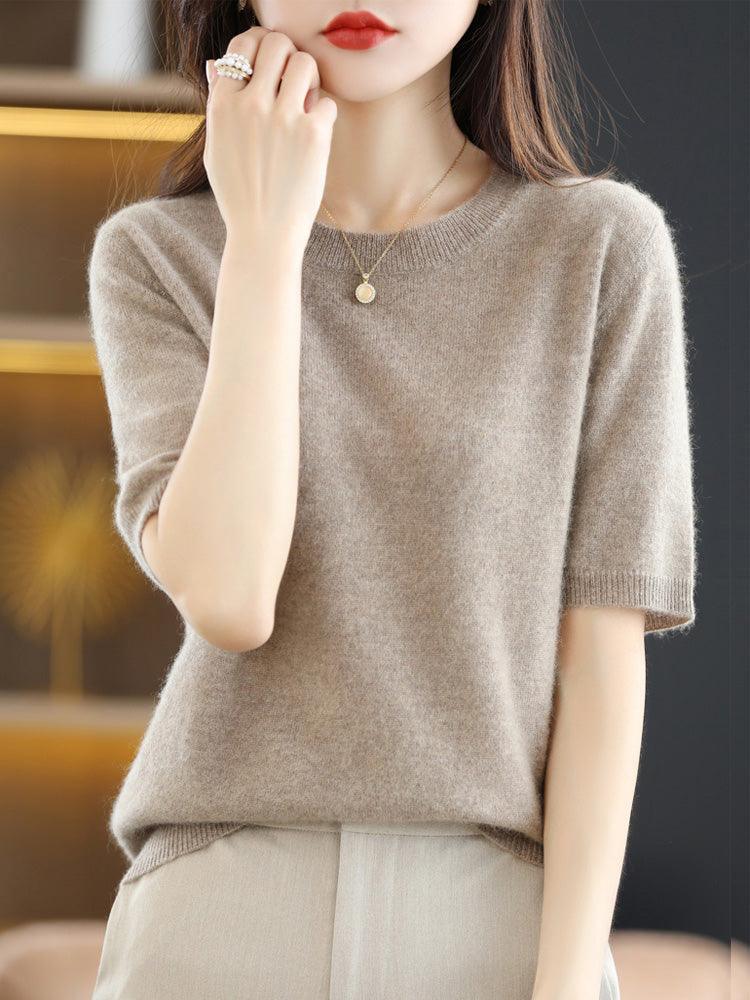 Pull femme mode automne-hiver, tricot confortable et chaud, essentiel pour un look chic.