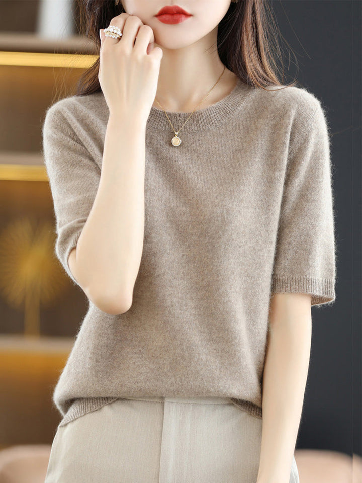 Pull femme mode automne-hiver, tricot confortable et chaud, essentiel pour un look chic.