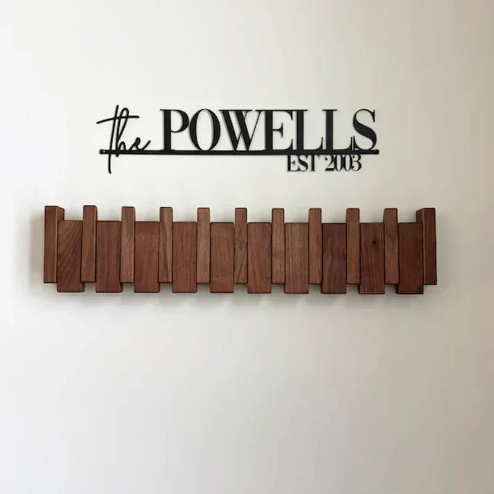 Porte-manteau mural noir laqué au design inspiré des touches de piano. Mobilier d'entrée moderne et décoratif.