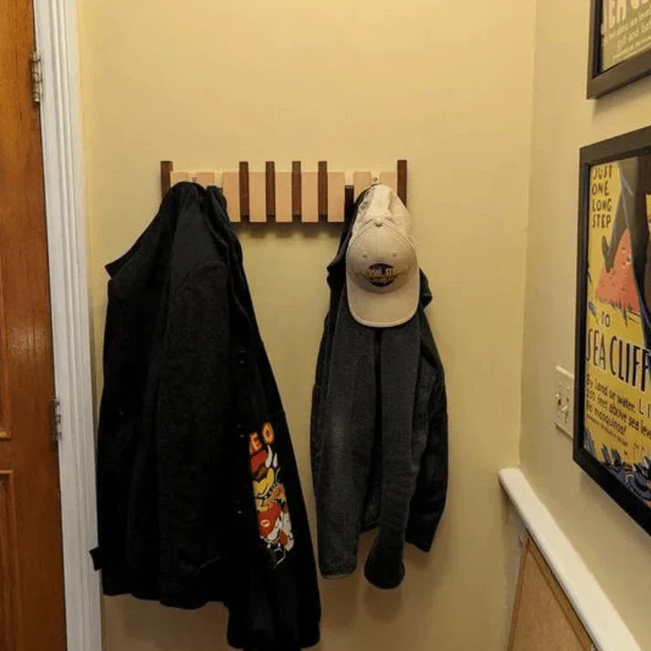 Rangement mural moderne style piano. Idéal comme porte-manteau dans l'entrée ou patère décorative pour chambre/bureau.