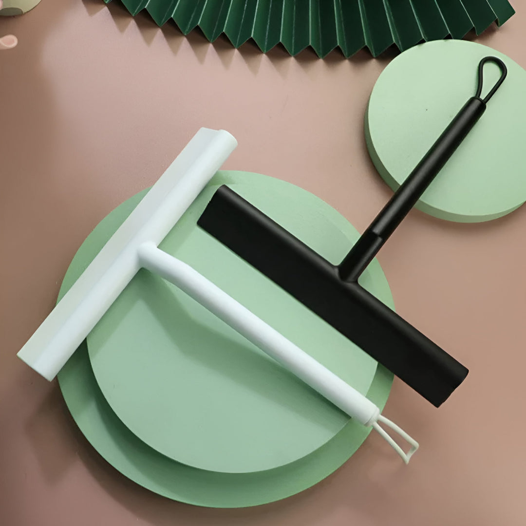 Raclette de douche silicone professionnelle pour un nettoyage rapide et efficace des surfaces vitrées de salle de bain.