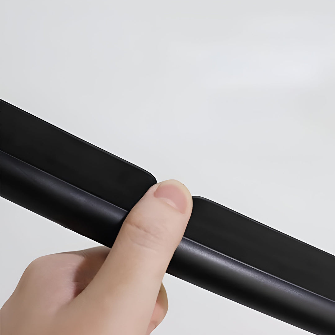 Raclette en silicone anti-traces polyvalente pour nettoyer les vitres de douche, miroirs et carrelages muraux.