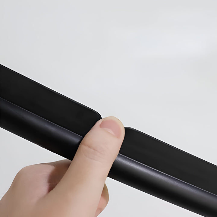 Raclette en silicone anti-traces polyvalente pour nettoyer les vitres de douche, miroirs et carrelages muraux.