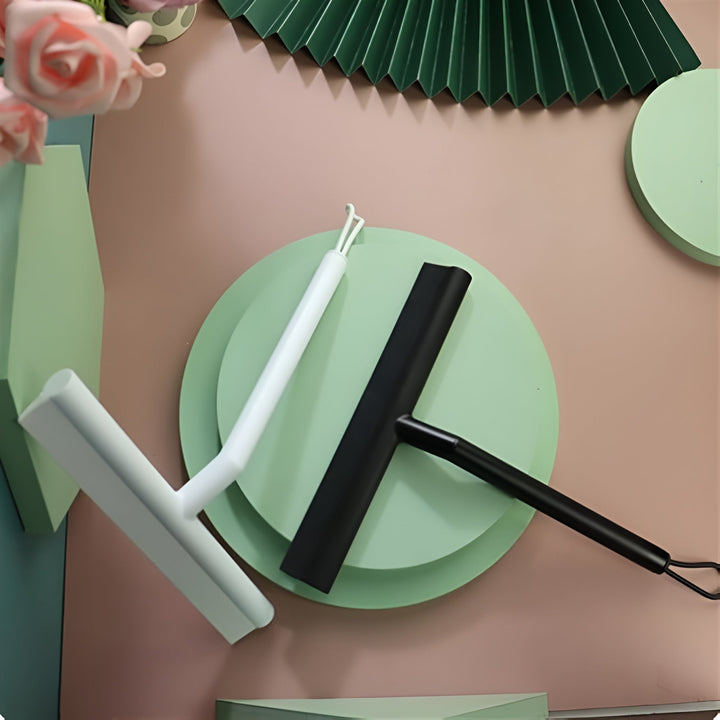 Raclette de douche design avec manche ergonomique en silicone noir, garantissant une prise en main confortable et sans traces.