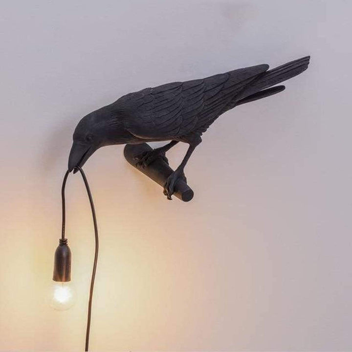 Lampe de table LED RavenAura, design moderne avec corbeau, parfait pour une décoration élégante.