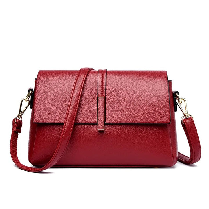 Femme stylée avec un sac besace noir en cuir PU. Sac à main élégant qui complète un look moderne.