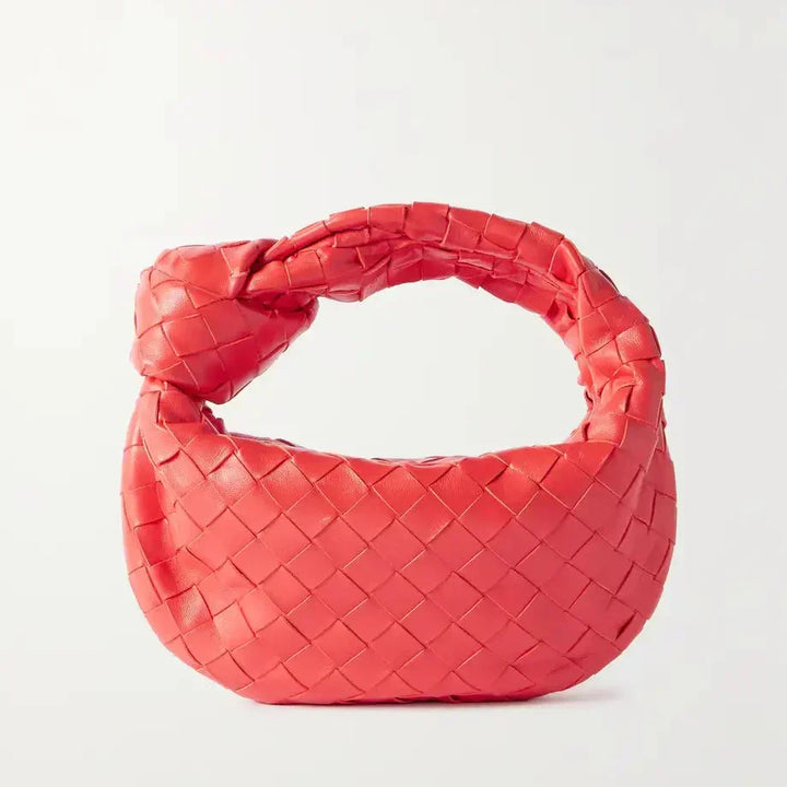 Sac à main chic et classique pour femme en cuir noir. Design intemporel, parfait pour un style sophistiqué.
