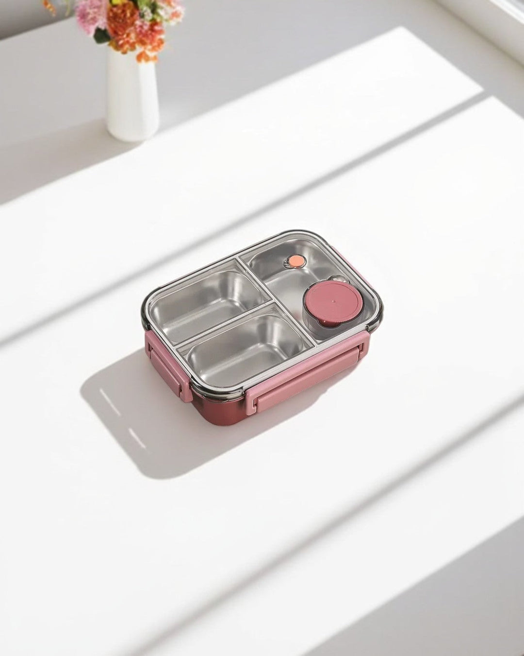 Boîte repas rouge hermétique, idéale pour éviter les fuites lors du transport.