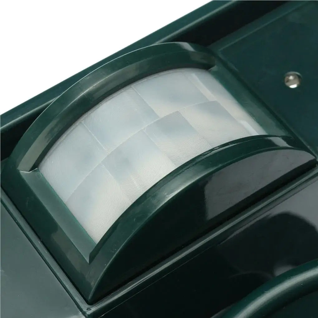 Protégez votre jardin avec ce répulseur solaire à ultrasons, éloigne chauves-souris et animaux sauvages sans danger.