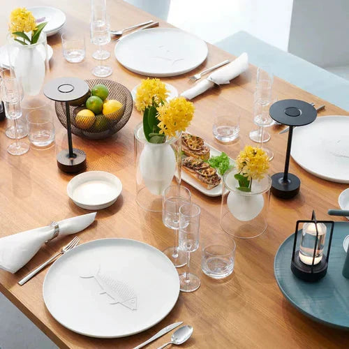 Lampe LED portable, design moderne en métal, créant une ambiance lumineuse unique sur votre table.