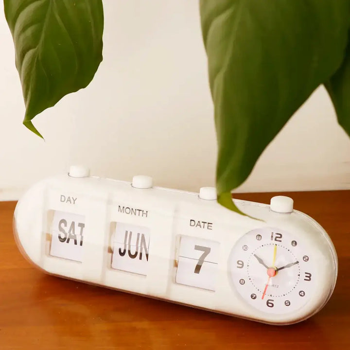 Horloge de table rétro avec calendrier intégré et cadran analogique. Idéale pour bureau ou décoration maison.