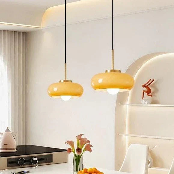 Suspension plafond élégante, éclairage intérieur contemporain avec une touche vintage raffinée.