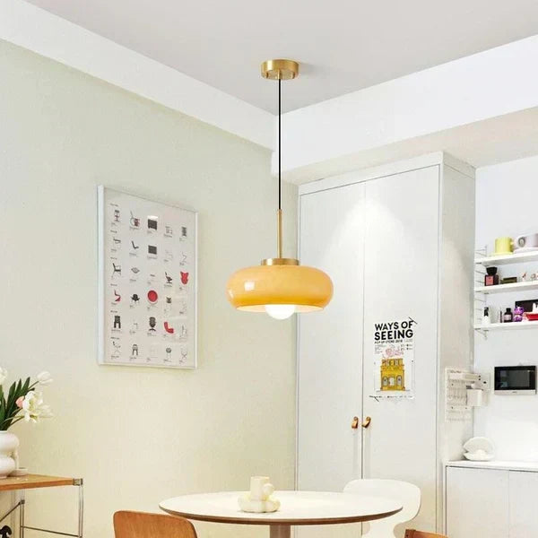Plafonnier design élégant avec ampoules E27, parfait pour une décoration intérieure soignée.