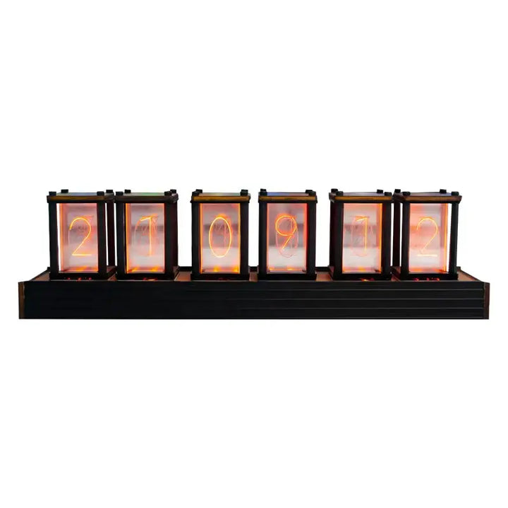 Gros plan sur horloge à lampes Nixie, détail des six tubes lumineux pour une lecture de l'heure rétro et élégante.