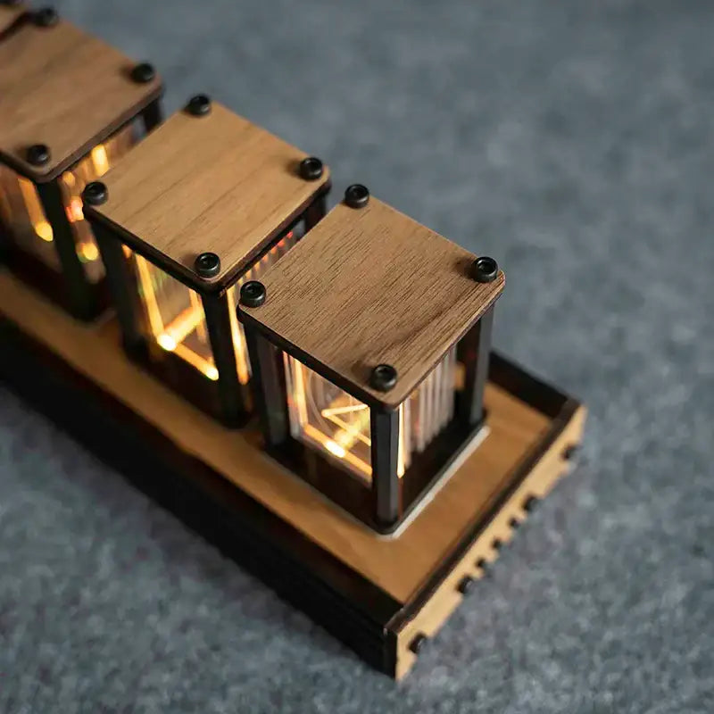Décoration lumineuse rétro: horloge à lampes Nixie vintage avec ses 6 tubes iconiques pour un intérieur stylé.