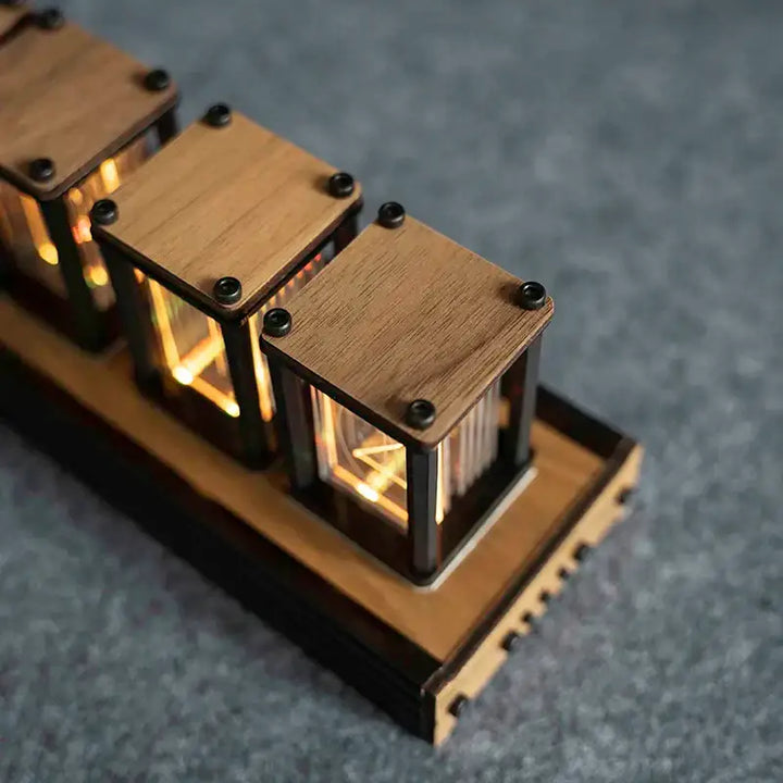 Décoration lumineuse rétro: horloge à lampes Nixie vintage avec ses 6 tubes iconiques pour un intérieur stylé.